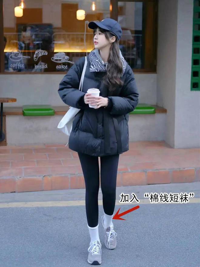 两双休闲单鞋就很适合我们普通大众球王会体育这两位素人博主穿的这(图2)