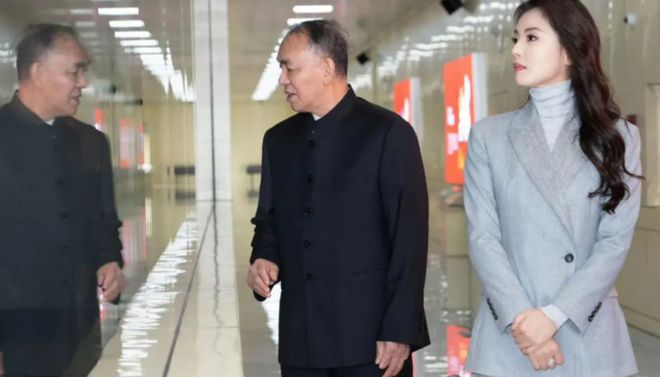 准的干部风简直绝了不入编都可惜了！球王会入口刘涛也太正点了吧！一身标