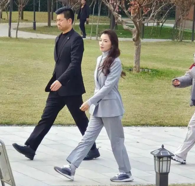 准的干部风简直绝了不入编都可惜了！球王会入口刘涛也太正点了吧！一身标(图4)