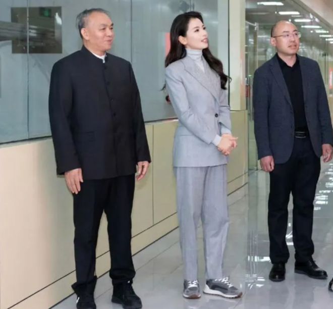 准的干部风简直绝了不入编都可惜了！球王会入口刘涛也太正点了吧！一身标(图3)